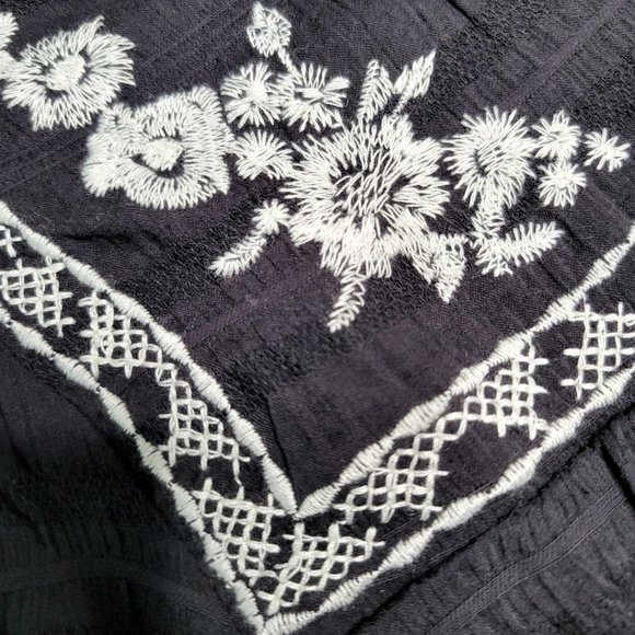BLACK BLOUSE WITH FLORAL EMBROIDERED - Picture 4 of 6